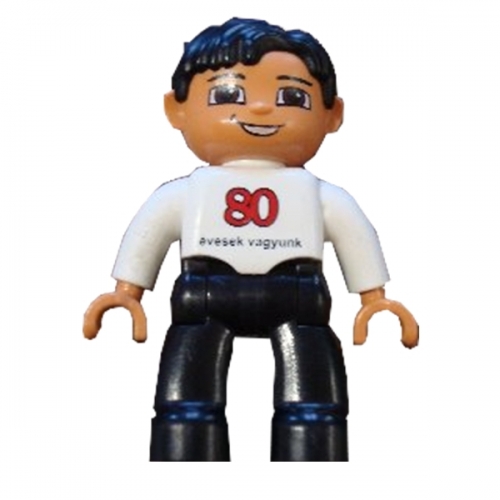 Duplo Figure Lego Ville, maschio, gambe nere, top bianco, capelli neri, '80 evesek vagyunk 'sul davanti, logo LEGO sul retro