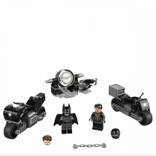 Inseguimento sulla moto di Batman e Selina Kyle