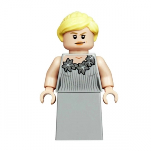 Fleur Delacour, in abito elegante
